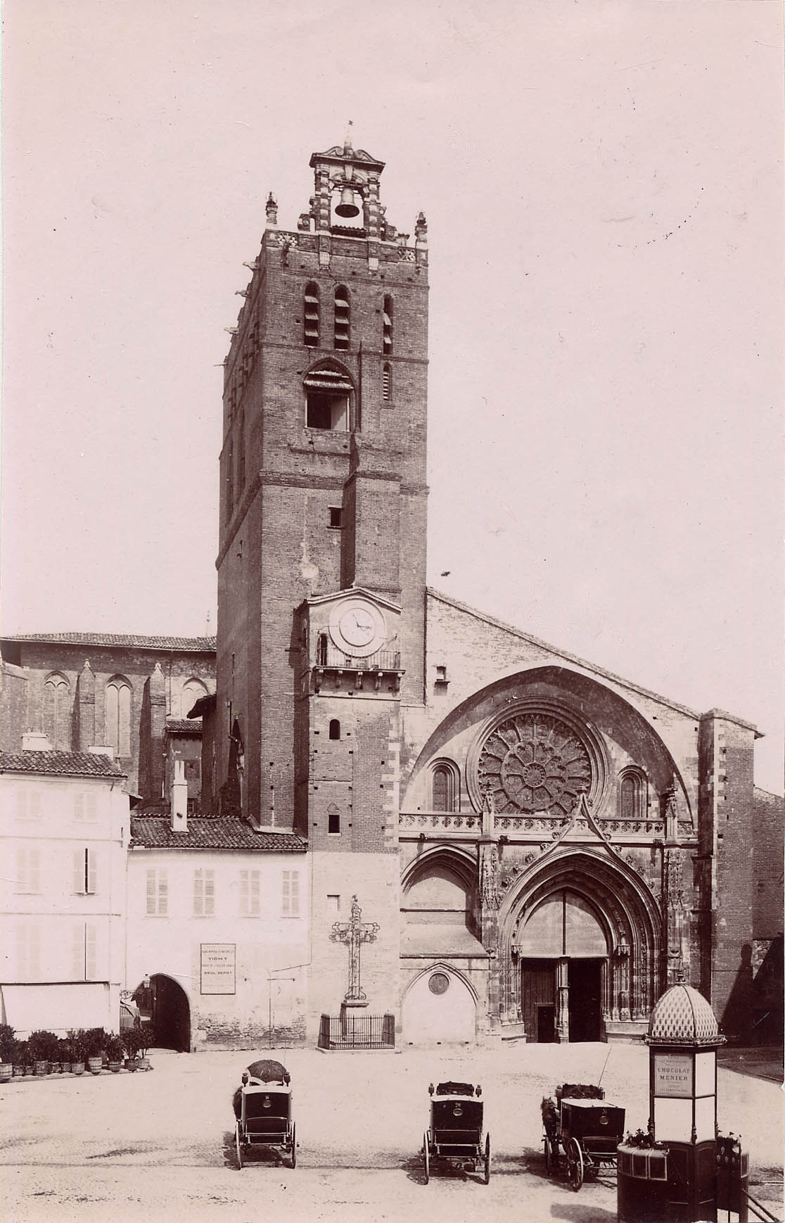 Cathédrale Saint-Etienne, la façade occidentale et son clocher. 1880. AMT